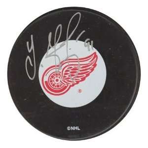  Sergei Fedorov Detroit Red Wings Autographed Hockey Puck 